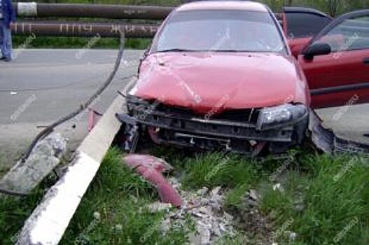 В Новотроицке в машине, на которую упал столб, пострадали две беременные