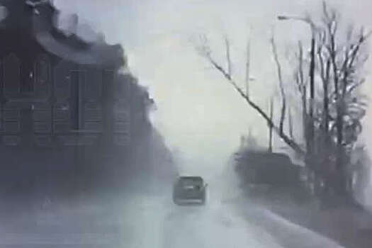 Момент падения дерева на автомобиль во время урагана в Коломне попал на видео