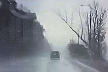 Момент падения дерева на автомобиль во время урагана в Коломне попал на видео