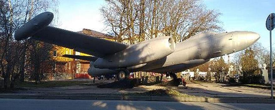 Под Калининградом капитально отремонтируют сквер у памятника «Самолет Ил-28»