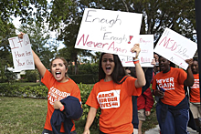 Тысячи американских школьников вышли на митинги против свободной продажи оружия в США