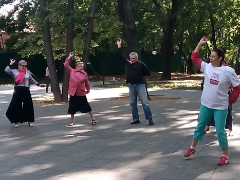 Занятие по суставной гимнастике провели в Лефортовском парке