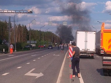 Бензовоз перевернулся в Московской области