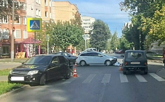 В тройном ДТП в центре Кирова пострадала женщина