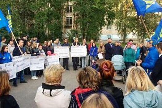 Жители Новодвинска вышли на улицу в защиту местного роддома