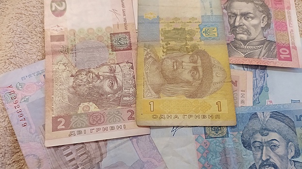 Bloomberg: МВФ потребовал девальвировать гривну