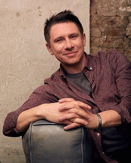 Комик Тимур Батрутдинов давно числится на сайтах знакомств, кроме того, о том, что он в поиске своей второй половинки он часто заявляет в социальных сетях. В популярном приложении Tinder Батрутдинов числился почему-то как Егор и искал там "красивую, стройную, умную девушку с чувством юмора". 