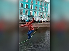 «Пощекотали нервы»: канатоходцы прошли без страховки над каналом в Петербурге