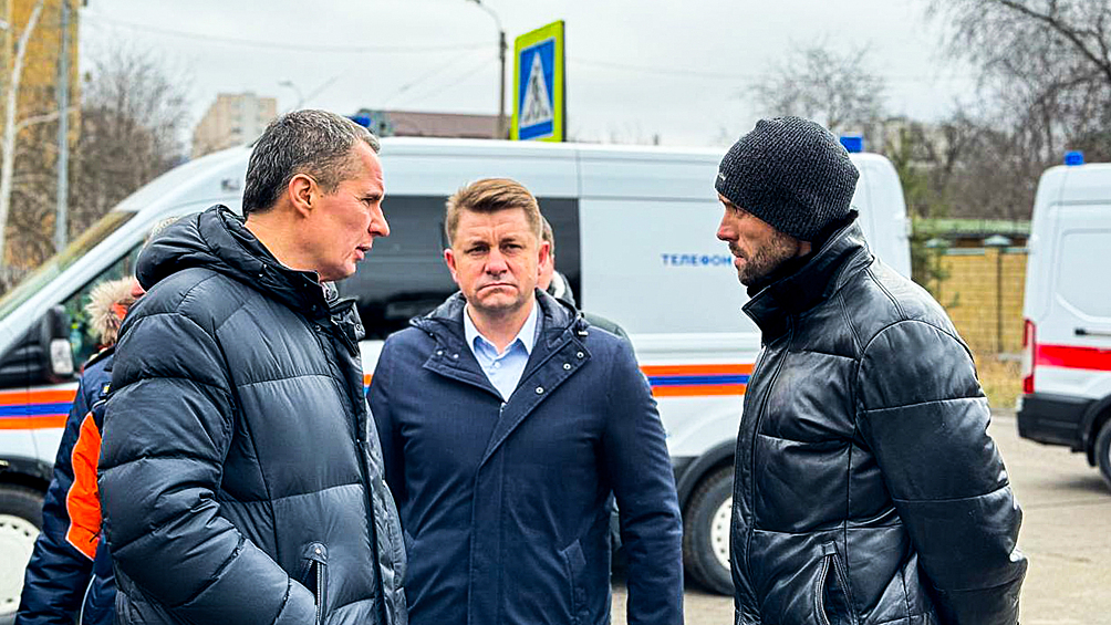 Губернатор Белгородской области Вячеслав Гладков (слева) на месте обстрела со стороны ВСУ