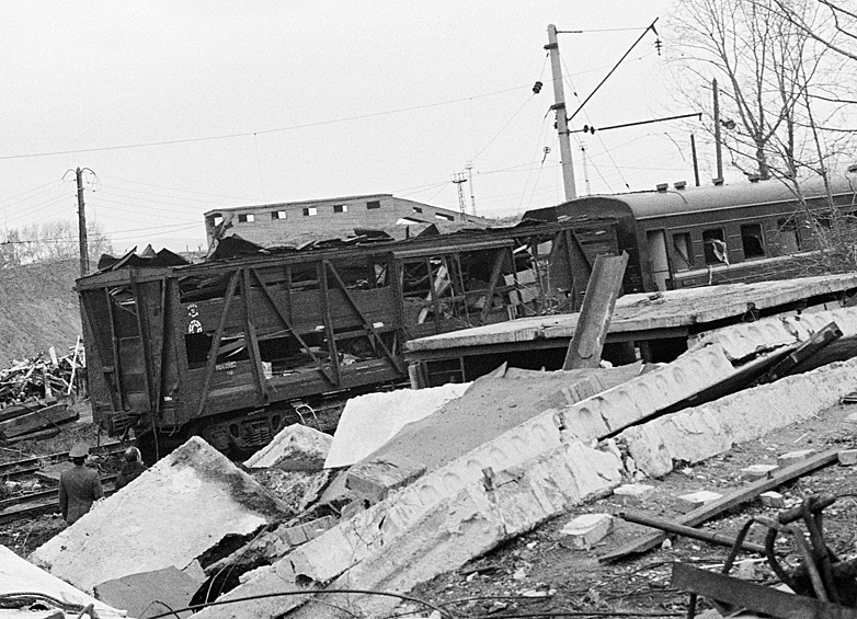 В 02:33 по московскому времени произошёл взрыв, усугублённый близостью крупного склада горюче-смазочных материалов. Воронка на месте взрыва достигла диаметра 40 м и глубины 8 м, ударная волна распространилась на 10—15 километров