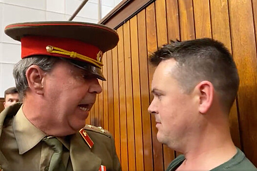 Британский активист в советской форме устроил потасовку на конференции тори