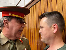Британский активист в советской форме устроил потасовку на конференции тори
