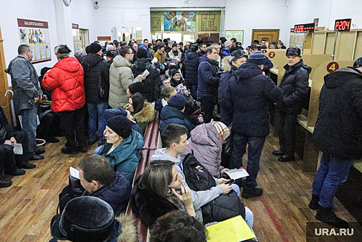 Тюменцы жалуются на огромные очереди в отделение ГИБДД