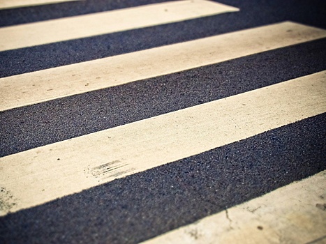 Автомобиль сбил ребенка на пешеходном переходе в Ленинском районе