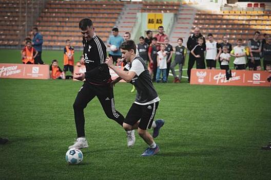 Школьники встретились в Екатеринбурге с топовыми экс-футболистами российской сборной