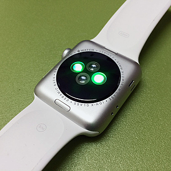 Хм… Откуда Apple Watch знают мой пульс? Почему они светятся зелёным
