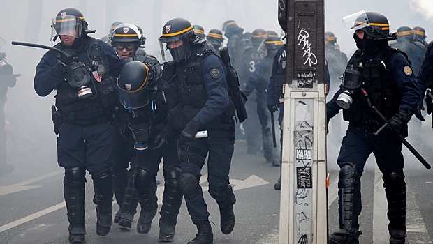 Погромы в Париже: полиция применила газ