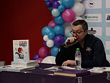 Илья Воробьёв прочитал книгу в стихах на фестивале Детской следж-хоккейной лиги