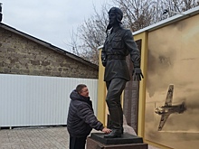 Николай Панков возложил цветы к памятнику Василию Клочкову в Синодском