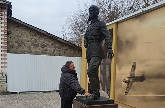 Николай Панков возложил цветы к памятнику Василию Клочкову в Синодском