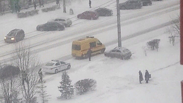 Иномарка врезалась в столб в результате ДТП в Кузбассе