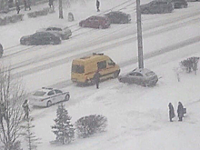 Иномарка врезалась в столб в результате ДТП в Кузбассе