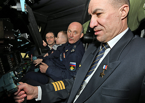 Летчик Герой России посетил военное училище штурманов в Челябинске