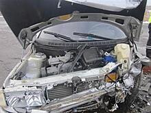 В Чапаевске водитель КамАЗа наехал на стоящий ВАЗ, госпитализирован один человек