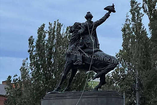 "Думская": памятник Суворову снесли в Одессе