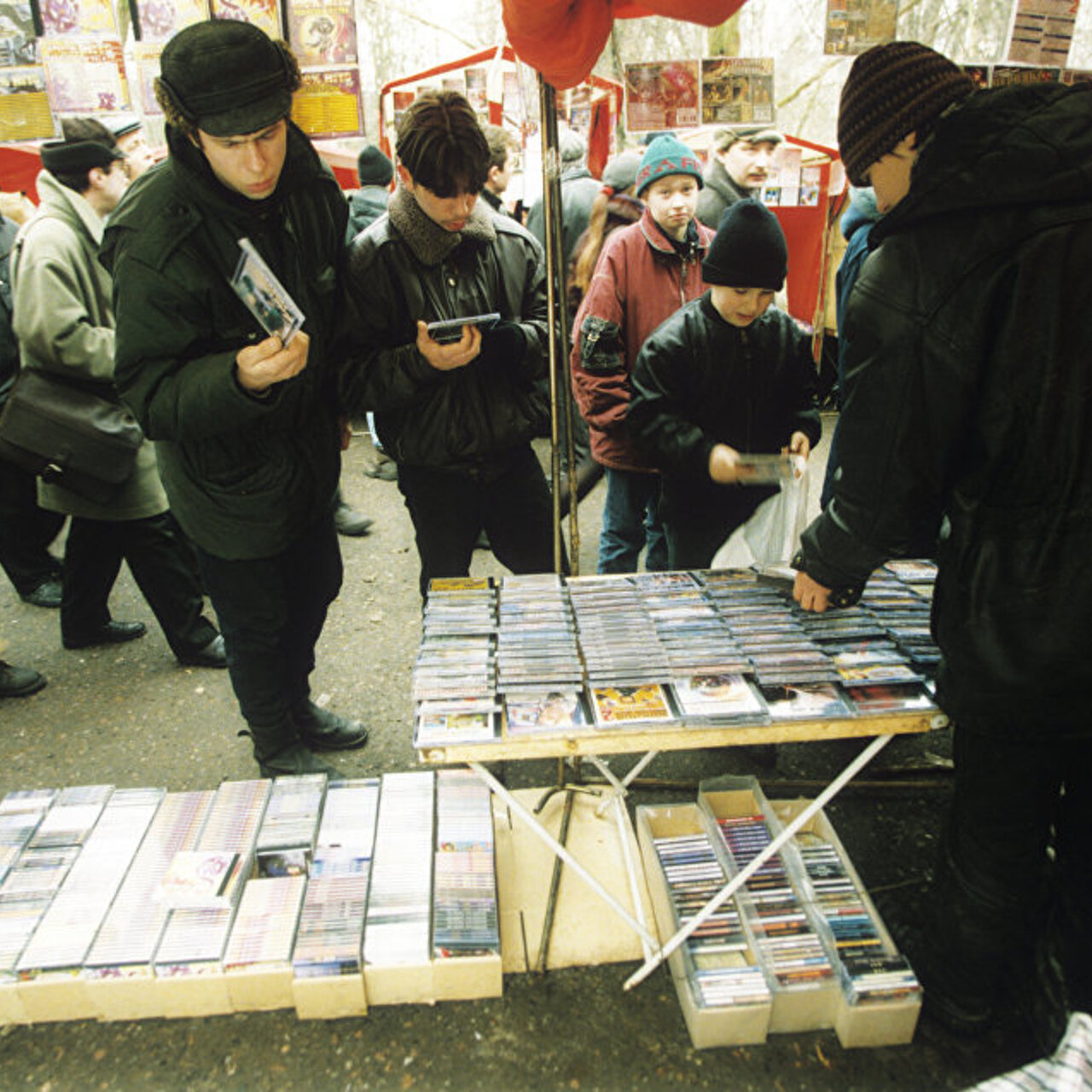 Горбушка 2000-е. Горбушка рынок 90-е. Магазин дисков. Магазин dvd диски. Горбушка рынок 90-е.