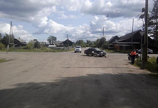 В Белой Холунице столкнулись автомобиль и мотоцикл