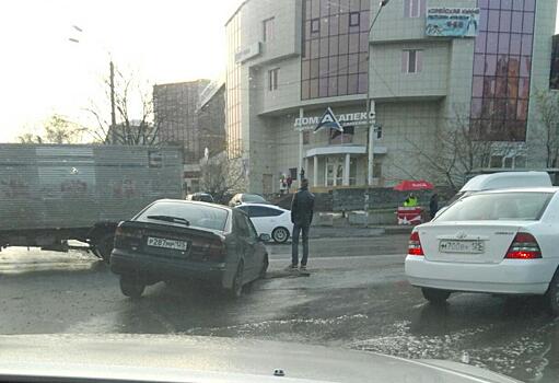 Автомобилист провалился в открытый люк во Владивостоке