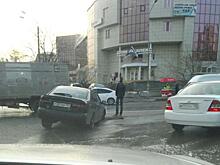 Автомобилист провалился в открытый люк во Владивостоке