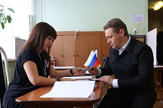Врио губернатора Вологодской области Филимонов привел на выборы родителей