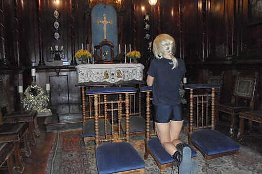 Верующие раскритиковали блогершу Настю Ивлееву за фото в шортах в музее, перепутав его с храмом