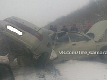 При столкновении нескольких машин на дороге Чапаевск — Самара "десятку" разорвало пополам
