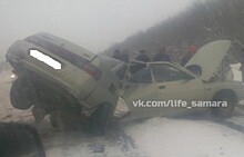 При столкновении нескольких машин на дороге Чапаевск — Самара "десятку" разорвало пополам