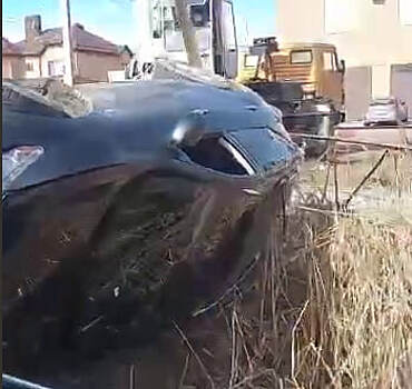 Видео очевидца: в Батайске черная иномарка съехала с моста и перевернулась