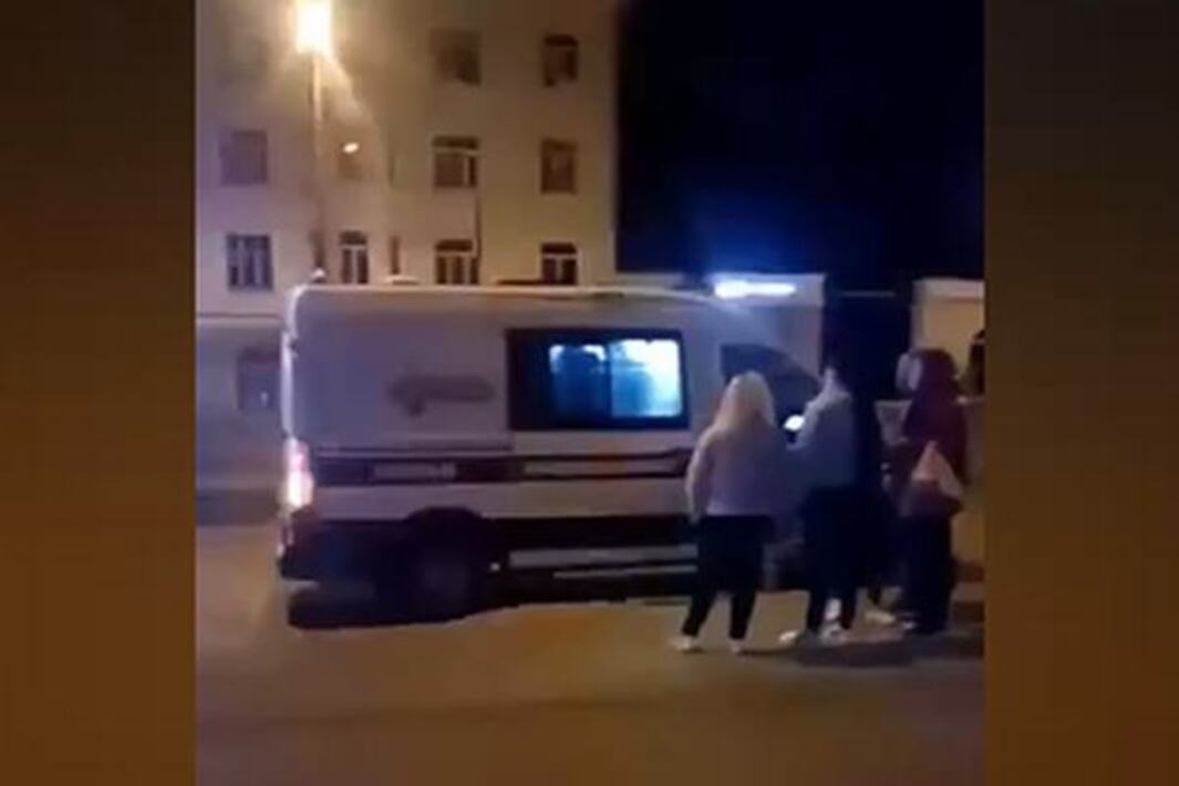 Нападение парней. Драка мигрантов в Екатеринбурге. Толпа подростков ночью.