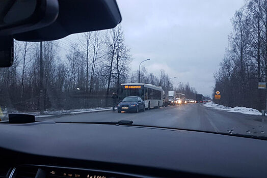 Трёхкилометровая пробка образовалась на Петрозаводском шоссе из-за ДТП