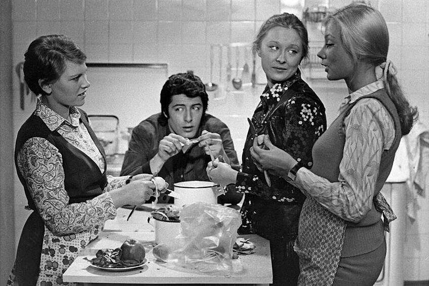 Актеры Любовь Полехина, Зураб Кипшидзе, Лариса Удовиченко, Светлана Смехнова (слева направо) в фильме «Дочки-матери», 5 июля 1974 год