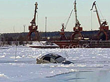 Автомобиль с тюменцами провалился под лед