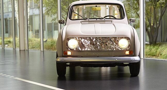 К своему 60-летию Renault представил электрокар с гостиничным интерьером