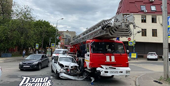 Пожарная машина попала в ДТП в Ростове