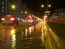 Во всём виноваты тряпки: коммунальщики объяснили, почему накануне заливало дорогу на Краснолесья