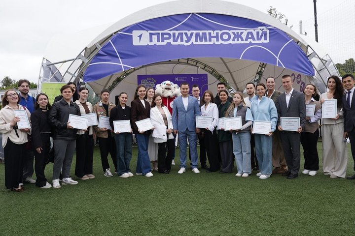 В День молодежи Ринат Садыков вручил награды победителям грантовых конкурсов