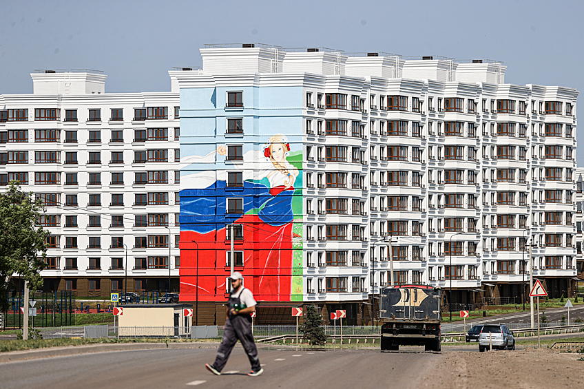 Мариуполь. Вид на жилой многоквартирный дом в микрорайоне "Невский". Июнь 2023 года