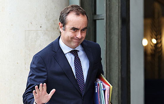 Макрон вернул в кресло премьера подавшего в отставку Лекорню