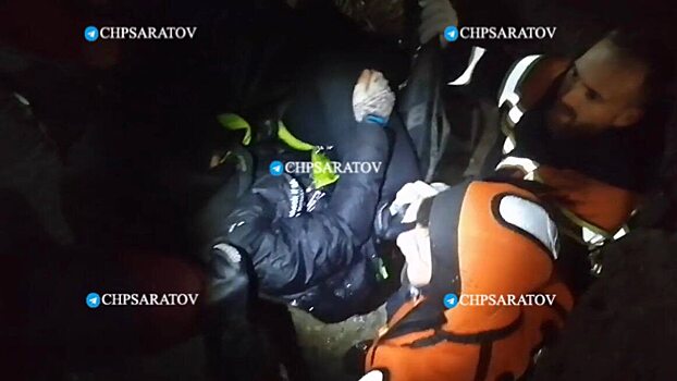 В Саратове 19-летняя девушка упала с моста в Волгу