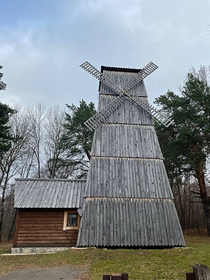 Декоративная ветряная мельница, выполненная по рисункам Поленова.